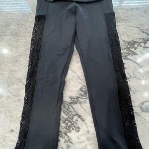5 for $20 onzie lace side detailing capris, black, sz small